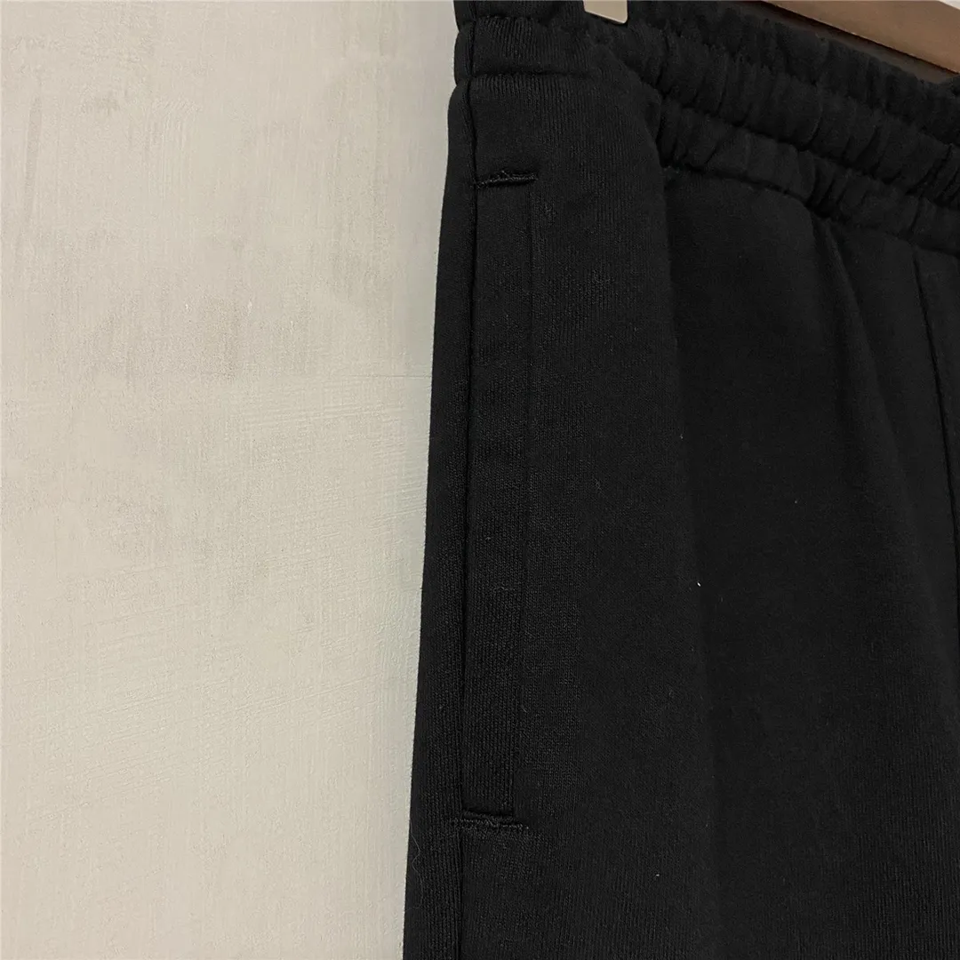 The top tested version for spring and autumn OFF WHITE OW patch bronzing tape arrow sweatpants, the same style pure cotton loose trousers for men and women couples, OW men's and women's loose leg-fitting sports casual pants, with anti-counterfeiting technology on the back, the real over-the-top version, OW yellow glue, obvious signature, unique high street style! The stylized design is printed on a classic frame, and a layer of foundation-colored colloid with a graffiti effect is superimposed on the printing. It is visually very consistent with the theme, as if a layer of tape has been pasted, and the design is brilliant! Heavy, tougher and retro, the main elements are heavily engineered, the micro-profile version is suitable for both men and women, surrounded by more street-style inkjet elements, and the inkjet style of street graffiti is everywhere. The printing is done on a Japanese-owned Mimaki printing machine, with no edges or burrs. Inkjet heat transfer is hot-pressed and cold-teared, and the high temperature is 180 degrees. The front piece needs to be pressed twice (the second time requires 180kg of air pressure). The transparent fabric pattern is anti-scratch and ironing, and the printing does not fog up. The semi-transparent tape in the front circle can reveal the covered part of the printing below. The color of the golden printing on the tape is not a flat color, and the colors of the tape printing are different in depth. The wash label is also customized according to the original font from the company. The accessories still use the full line of correct accessories. The rectangular woven collar label design has canceled the previous three-dimensional silicone feel font and changed it to a fully woven collar label. You can see fluorescent fonts on the collar label. The five-link silicone hang tag, the three-link washable label and the zebra crossing packaging line are still the same. Size chart Hips 56, recommended 120-150 catties M pants length 104 waist 80 hips 58 recommended 150-170 catties L pants length 106 waist 82 hips 60 recommended 170-190 catties (the waist is elastic and can be enlarged) Color: Black White P: 360